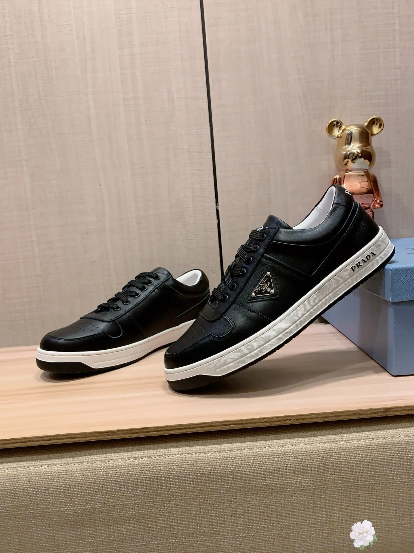 Men's Men's Shoes💰442💰💰🎩🎩[Lightning][Lightning] "PRADA*" The latest and most popular casual shoes, top brand [seduce] luxury ~ purchasing agency, top quality ~. [Strong] The upper is made of imported breathable cowhide material ➕ breathable sheepskin feet (•) with fine workmanship. The original stylish and stylish soft rubber wear-resistant and non-slip outsole is light and comfortable on the feet. The real thing looks better when photographed in real life. 226: code: 38-44, white and black 4️⃣ colors selected